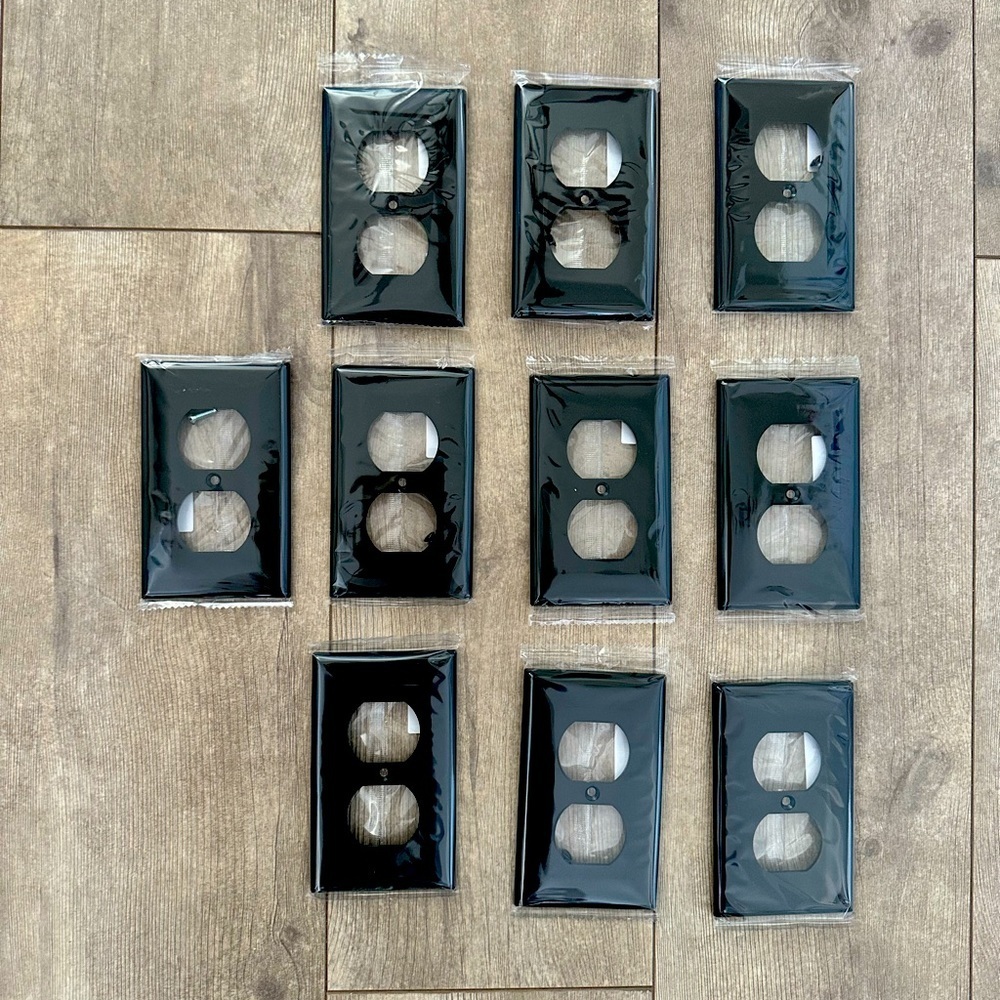 10 new black wall plates with screws
Duplex receptacle outlet
4.50” x 2.76”